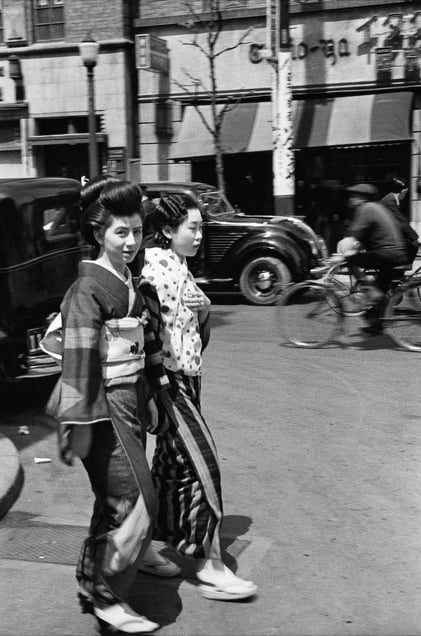 Hiroshi Hamaya, Geishas, Ginza, 1937 © Keisuke Katano for the Hiroshi Hamaya Estate / Courtesy of Studio Equis