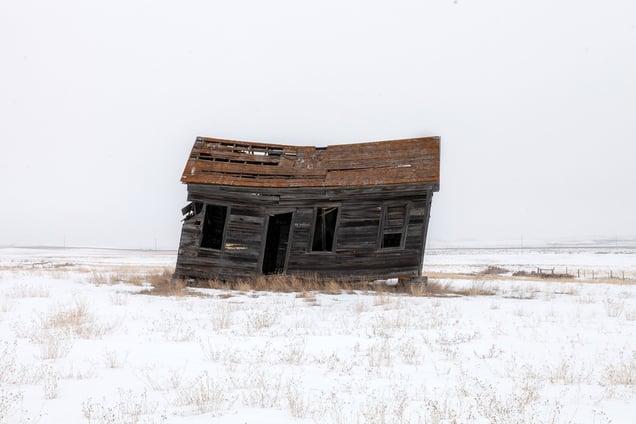 This secluded house, located on the outskirts of Williston, North Dakota, was built in the early 20th century by new "settlers" who came to live on these lands to raise their livestock. It is now the legacy of a man who became a millionaire by drilling for shale gas on their property.