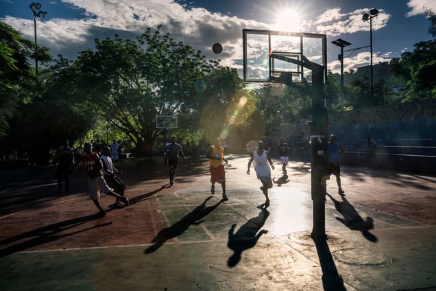 One sign of the return to normal everyday life is the sight of young people meeting up in public places. At dawn and at dusk, the squares play host to never-ending basketball matches. A basketball match on Sunday morning in the main square of the Pétion-Ville neighbourhood.