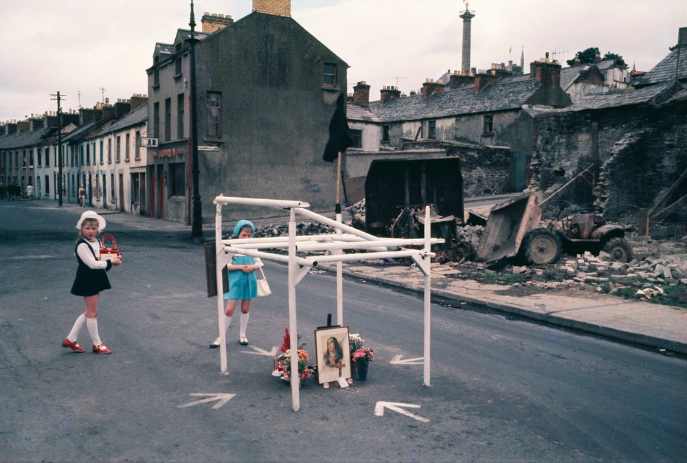 Strange and Familiar: Britain as Revealed by International Photograph