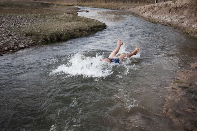 At the river to wash off the blood.
From the series Apashka by © Pavel Prokopchik