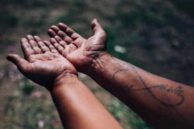 Hands of a rose worker marked by repetition and infinity