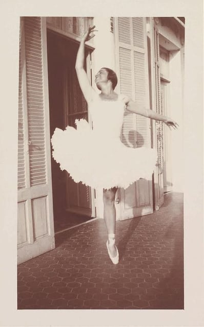 Olga Picasso, Villa Belle Rose, Juan-les-Pins, FranceSummer 1925 © Photographer Unknown, Fundación Almine y Bernard Ruiz-Picasso para el Arte (FABA). Courtesy Archives Olga Ruiz-Picasso and Gagosian Gallery