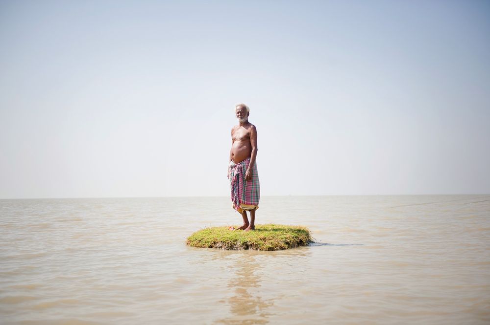 On the shore of a vanishing island