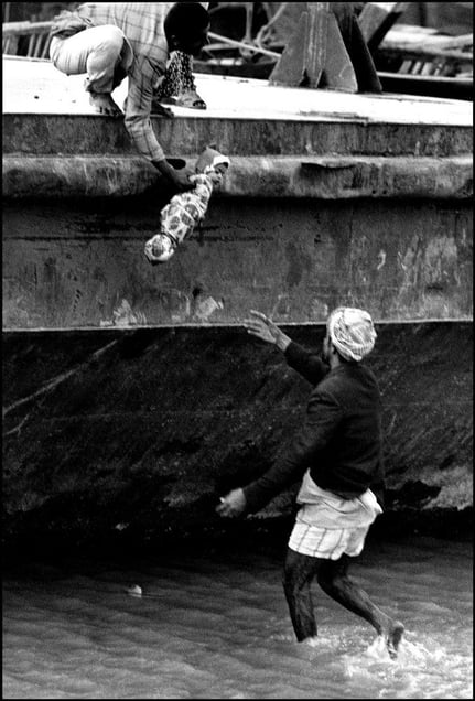 The people of Abadan evacuating their refugees of the war to safer places.
© Copyright 1979-2009 Alfred Yaghobzadeh. All rights reserved.