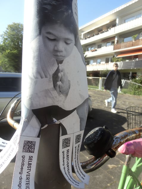 "BUDDHA HILF!" "BUDDHA HELP!"