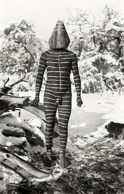 Ulen, the male buffoon. His role is to entertain the Hain spectators. Hain ceremony, Sel’knam rite, 1923. Courtesy of Martin Gusinde/Anthropos Institut/Éditions Xavier Barral.