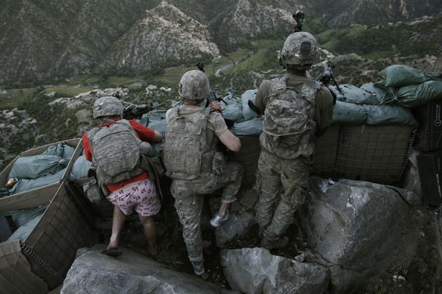 2nd prize People in the News Singles. © David Guttenfelder, USA, The Associated Press. US soldiers respond to Taliban fire outside their bunker, Korengal Valley, Afghanistan, 11 May