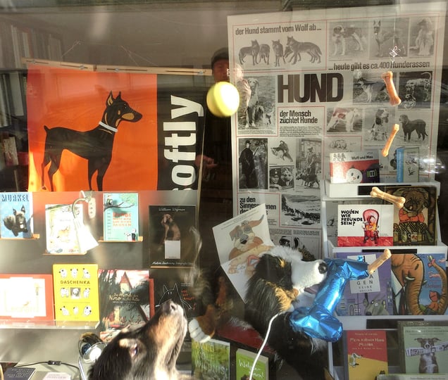 "HOUND DOG HAPPINESS"oder "HEITERE HEIßE HUNDSTAGE" "CHEERFUL HOT DOG DAYS"