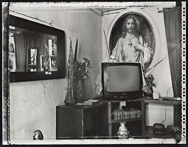 Jesus and the Buddha, Havana, 2000. © Elaine Ling