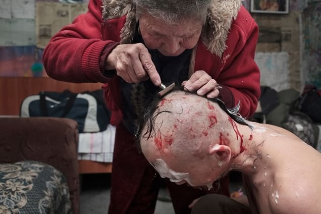 Once in a while Apashka shaves pilgrims if the spirits command her to do so.
From the series Apashka by © Pavel Prokopchik