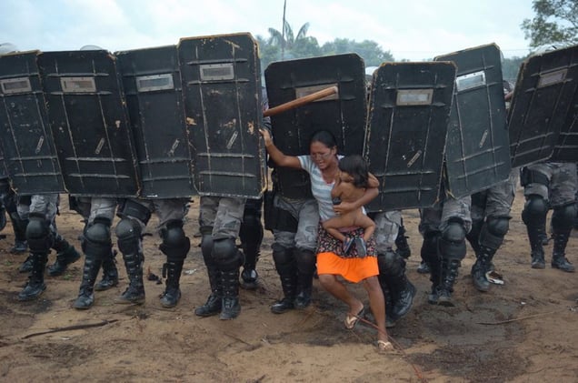 1st prize General News Singles. © Luiz Vasconcelos, Brazil, Jornal A Crítica/Zuma Press. Woman tries to stop forced eviction of her people, Manaus, Brazil, 10 March