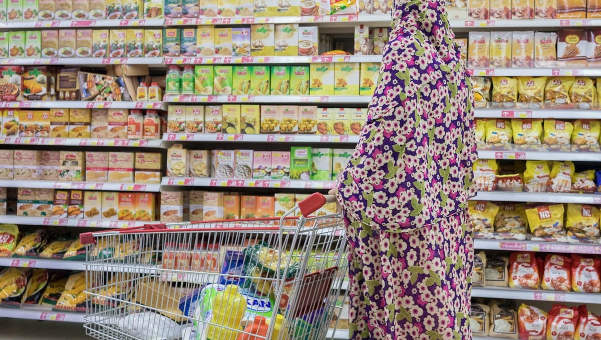 June 29, 2014 - Shiraz, Iran. A woman shops at Hyperstar, Iran’s first international-style hypermarket, built inside the Persian Gulf Complex, a huge mall built a few kilometers outside Shiraz. Hyperstar plans to open 15 branches by 2015 in 5 different cities. © Thomas Cristofoletti / Ruom