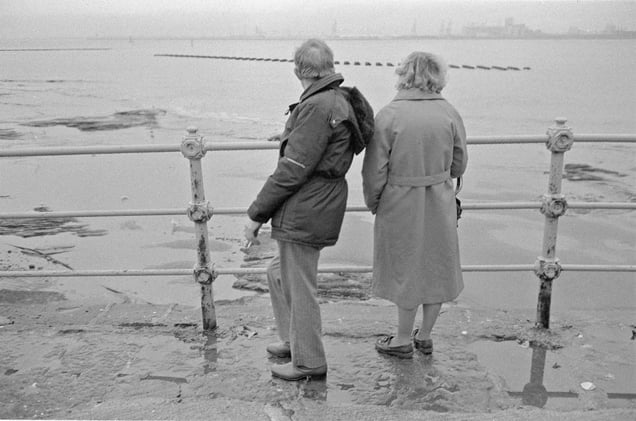 Older Mersey Couple. From the exhibition "Landscapes" © Tom Wood