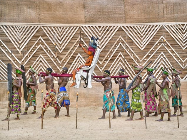 © Patrick Willocq - Walé Oyombé, Nkumu. « Ensansa : bôpápá boutíka nd’ípoy, mí nyúme nd’ókonda w’élóba, mí ngóyé, basómi báyânkùmá l’´ndóki nd’âpèke ».Song: papas tipoy put me in, me I go into eloba forest, me I come, all assistants with rifles on shoulders.