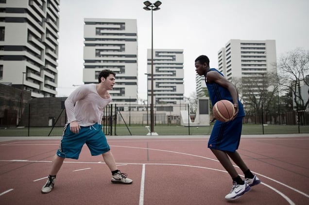 Basketball one on one on the ground of the estate.  © Hugo Aymar