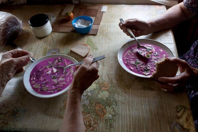 Lunch for Two, Russia, 2010. From the series "Alekhovshchina: Two Sisters" © Nadia Sablin