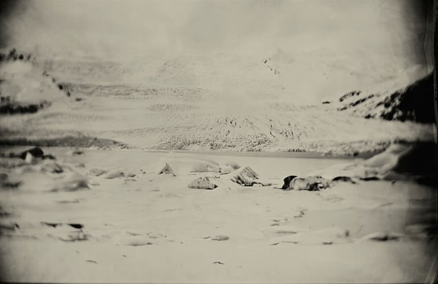 64º 1' 8.972" N 16º 24' 1.901" W