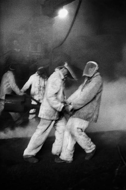 Melting shop at the Lenin Steelworks, 1963, from 802% above the norm (1940-1960) © Henryk Makarewicz, from the exhibition Behind Walls: Eastern Europe before 1989. Courtesy of Visavis.pl Photographers Collective, Poland/Imago Mundi Foundation, Poland and the Noorderlicht Photofestival 2008.