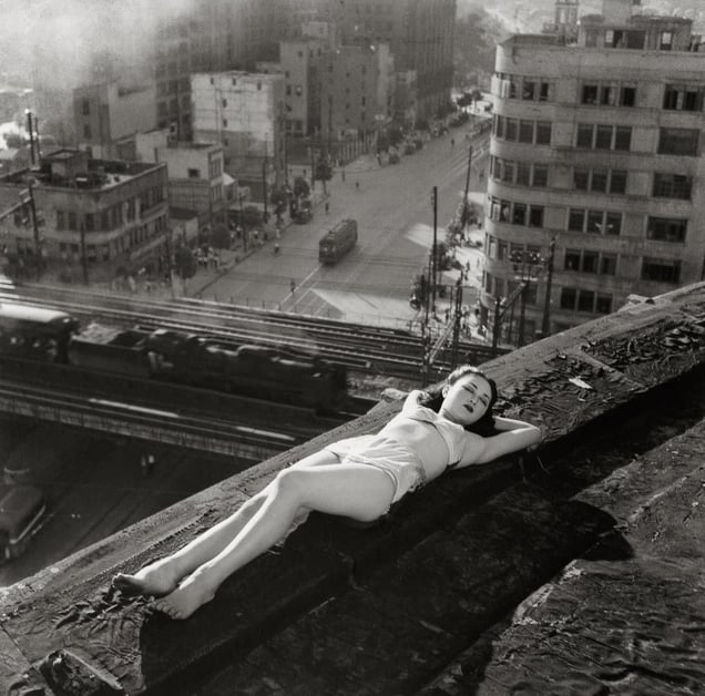 Tadahiko Hayashi, Danseuse sur un toit, Yichigeki Theatre, Yurakucho, 1947 © Tadahiko Hayashi Estate / Courtesy of Studio Equis