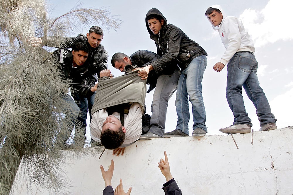 Flee the war to survive - Tunisia/Libya