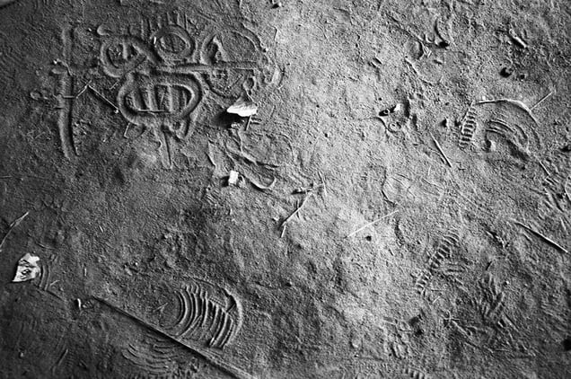 2nd prize General News Singles © Stanley Greene, USA, Noor. Attack plan drawn in sand, Chad-Sudan border, January.