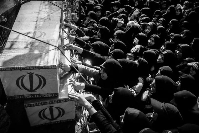 Every few months, the bodies of a number of unknown soldiers are discovered near the Iraq-Iran border. The funerals held for them are attended by many of the mothers and families of missing soldiers.No 8