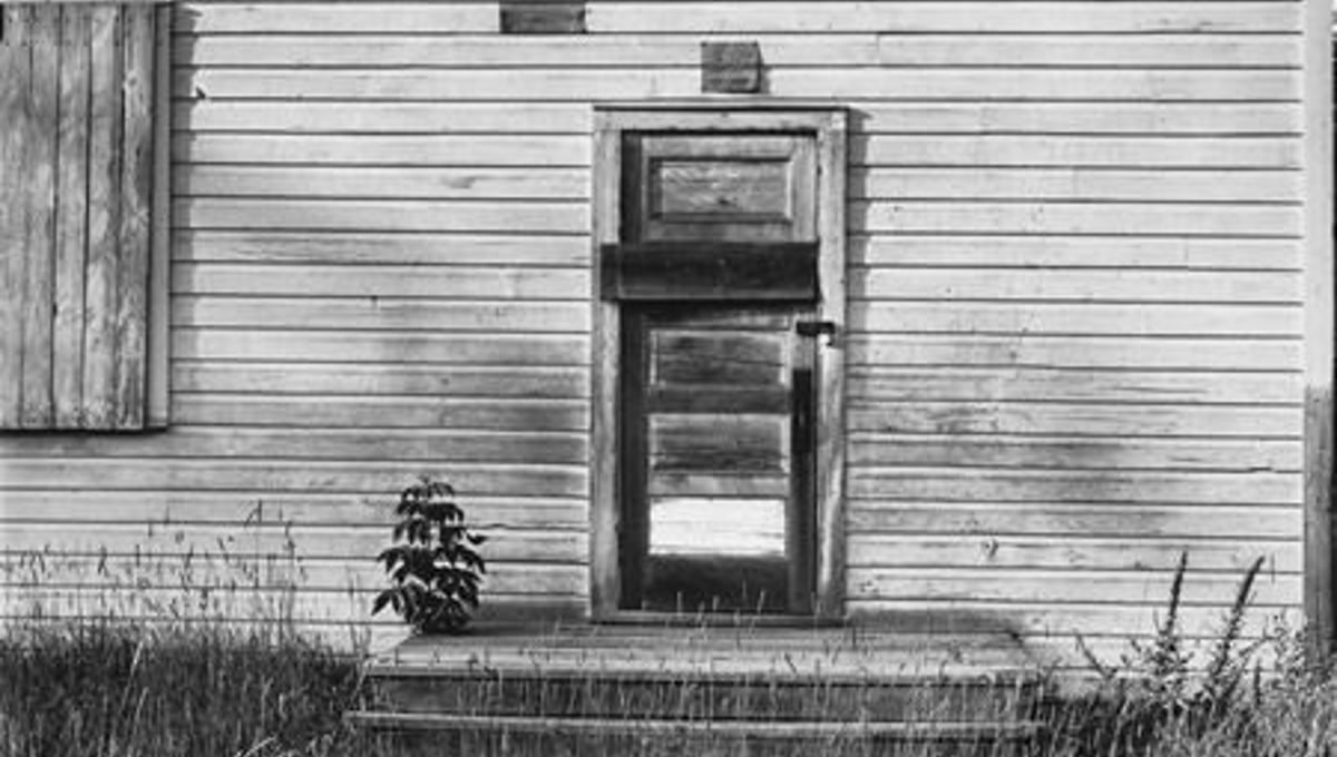 Schoolhouse, Town of Lincoln, Bayfield County, Wisconsin, 1949; gelatin silver print; courtesy the photographer and Pace/MacGill Gallery, New York; © John Szarkowski (Plate # 6)
