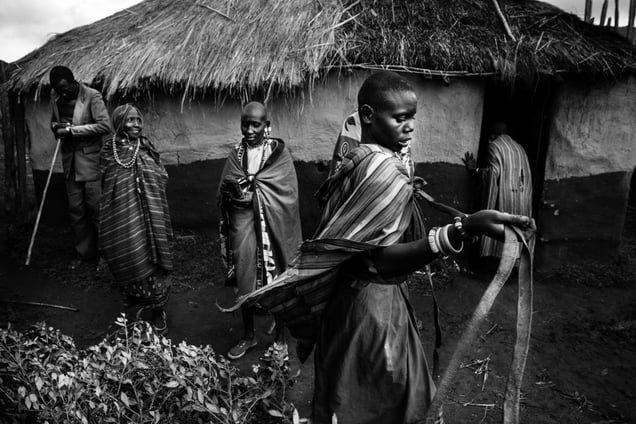 Women are cleaning the site after the hair removal ritual. © Meeri Koutaniemi