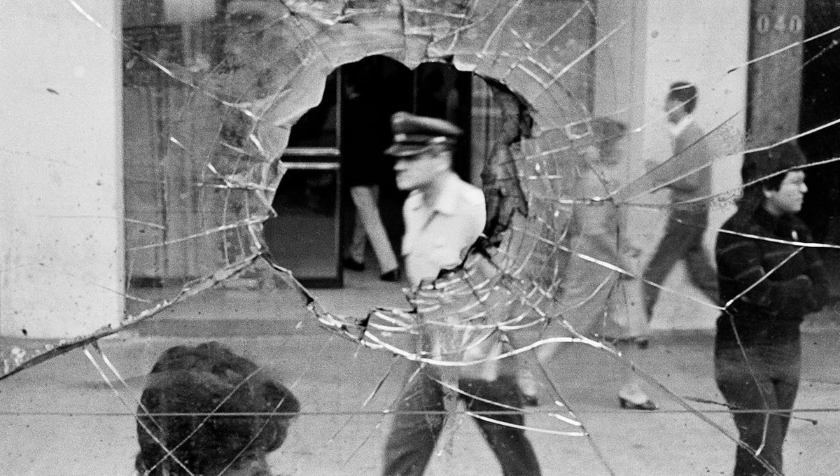 Santiago, from the book "Chile desde adentro." Chile, 1983 © Alvaro Hoppe. Courtesy Galerie NegPos