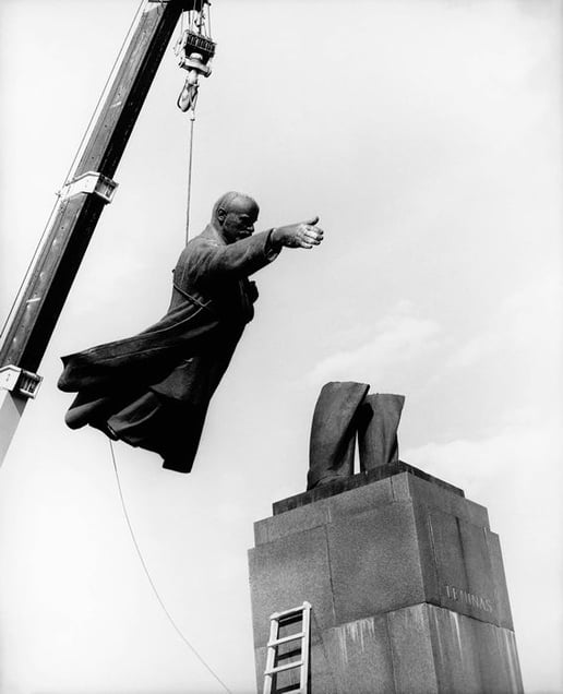 23 September 1991, in Vilnius, Lithuania, during the Putsch in Moscow. © Antanas Sutkus (Lithuania), from the exhibition Transition.  Courtesy of the Noorderlicht Photofestival 2008.
