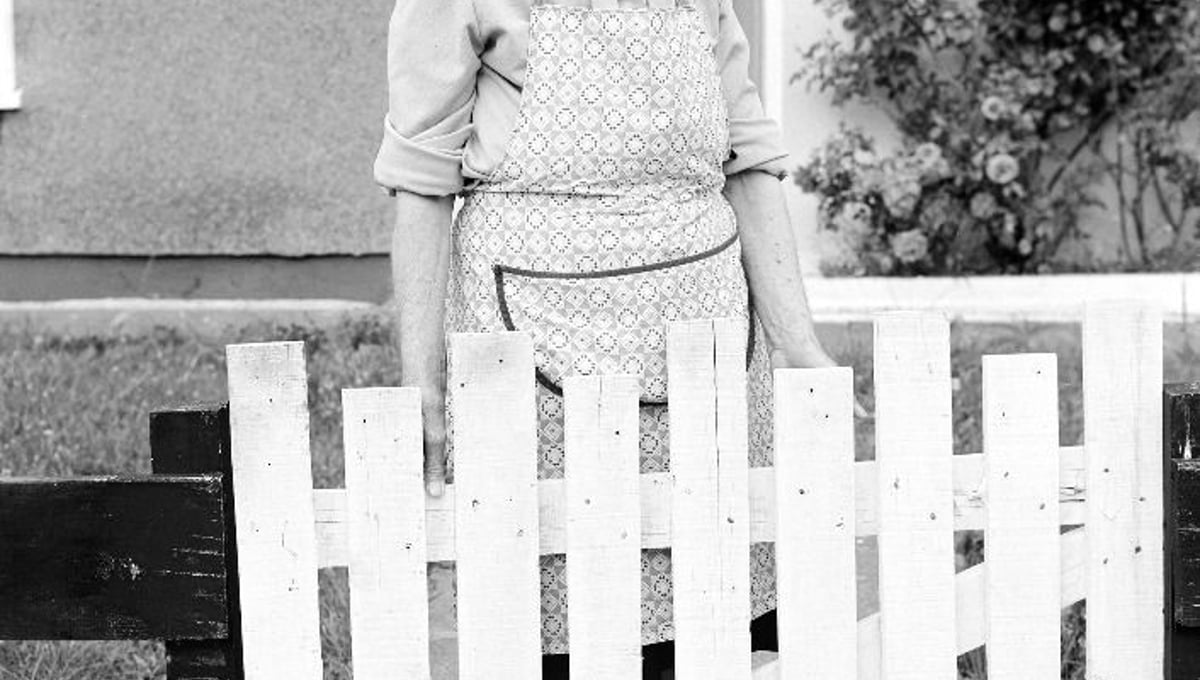 Croxteth Garden Gate, 1982. From the book "Men/Women" © Tom Wood