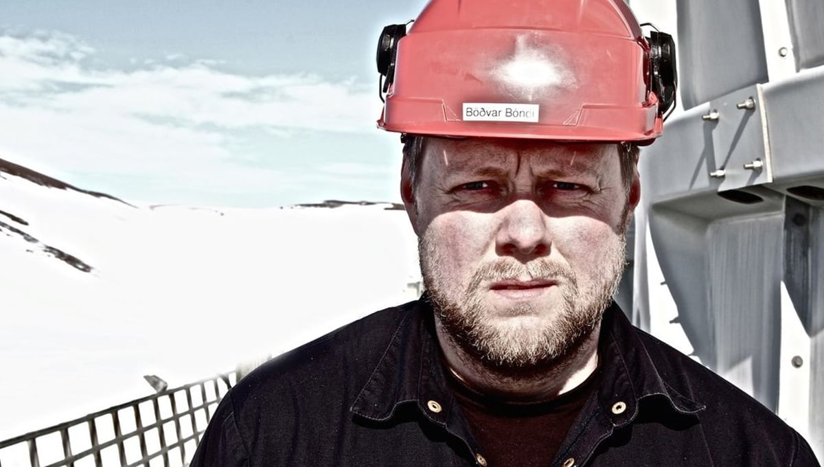 A worker at the geothermal energy plant in K© Kerrin Sheldon