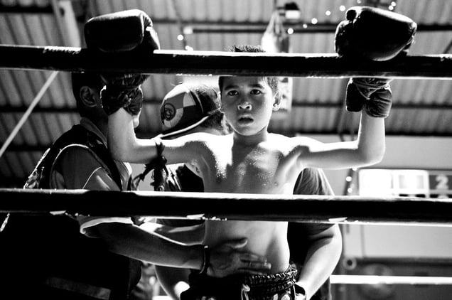 Boy in a boxing ring during the break. © Sandra Hoyn