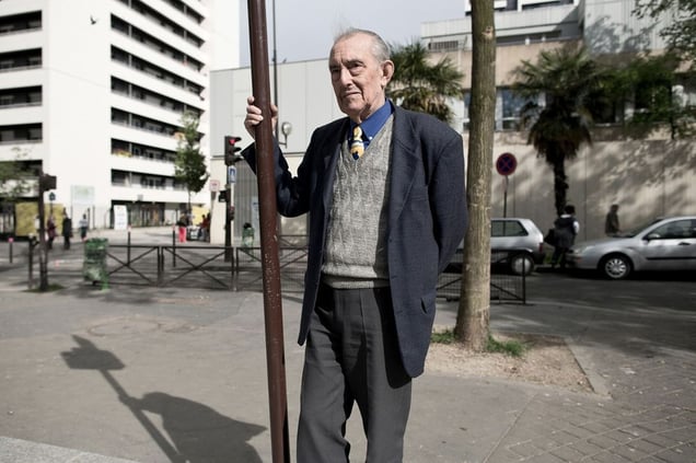 A retired man watching children who leave school. He regrets the time when the estate was "more welcoming". © Hugo Aymar
