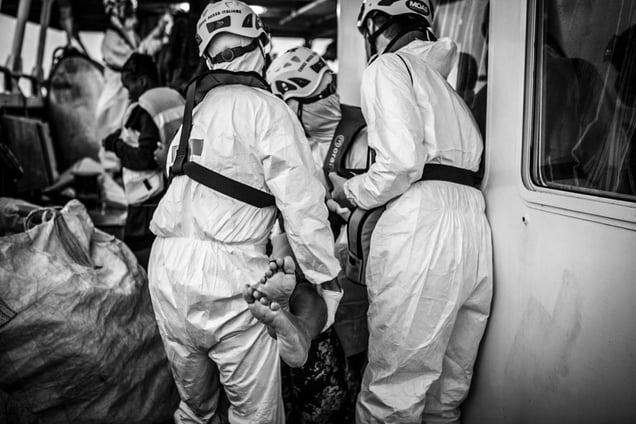 MOAS  team with injured migrant