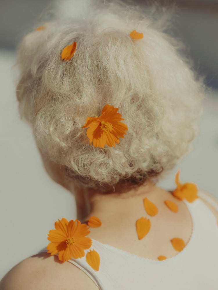 gray hair: "I'm not going to dye my hair anymore. I'm starting to like the way my gray hair looks naturally. I guess I'm nearing the end of my journey." My mother said. © Daesung Lee