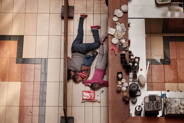 2nd Prize Spot News Stories. A woman and children hiding in the Westgate mall. They escaped unharmed after gunmen had opened fire at the upscale Nairobi mall on 21 September 2013. At least 39 people were killed in one of the worst terrorist attacks in Kenya’s history © A woman and children hiding in the Westgate mall. They escaped unharmed after gunmen had opened fire at the upscale Nairobi mall o