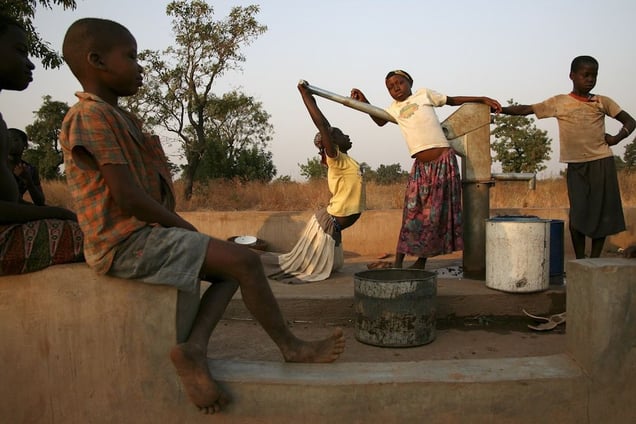 © Peter DiCampo (United States) Children wait to fetch water at a drilled borehole well in Wantugu, Ghana, December 21, 2006. Honorable Mention, LensCulture Exposure Awards 2009