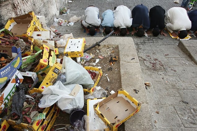 Jerusalem, Nov 04 - Palestinians praying next to the Lions Gate after not being allowed to enter the old city for Friday Ramadan prayers © Natan Dvir