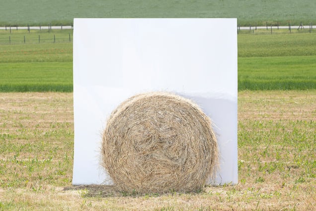 Stage: Abruzzo. Hay bale fields, dried grass to feed animals. In this preeminently green region, there are three national parks, one regional park and 38 protected nature reserves. It is called "the Greenest Region in Europe"
