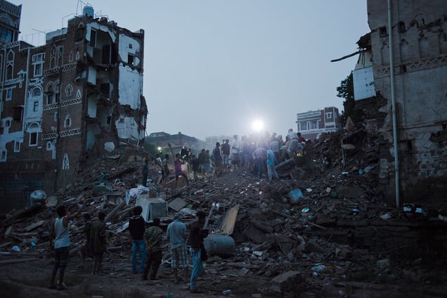 Yemeni men from al Qasimi neighborhood dig through the remains of four homes destroyed in an airstrike Friday, June 12, 2015 in Sana'a, Yemen. The Old City of Sana'a is a UNESCO World Heritage Site, is a densely populated civilian area. The Saudi-led coalition denied hitting the Old City. © Alex Potter