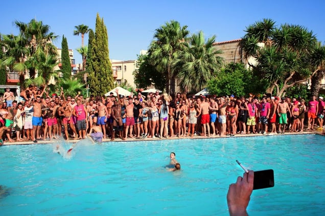 From the series "The British Abroad" (Abroad) © Peter Dench