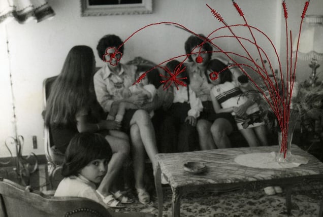 le bouquet de fleurs / the bouquet, from the series Photos-Souvenirs, © Carolle Benitah