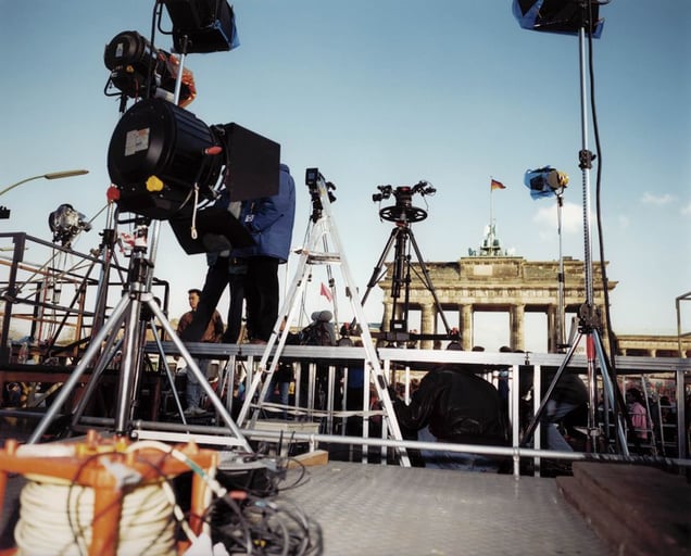 Medien am Brandenburger Tor, Berlin, November 1989, from Neuland © Claudio Hils (Germany), from the exhibition Transition.  Courtesy of the Galerie J.J. Heckenhauer, Berlin, Germany and the Noorderlicht Photofestival 2008.