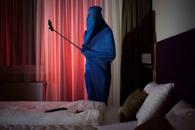 I want to explore how self-portraiture for many people has become an obsession, and how presence in a self-portrait situation is absent, or becomes a peculiar part of the selfie act. This can lead to absurd situations and my project is a play around such situations.