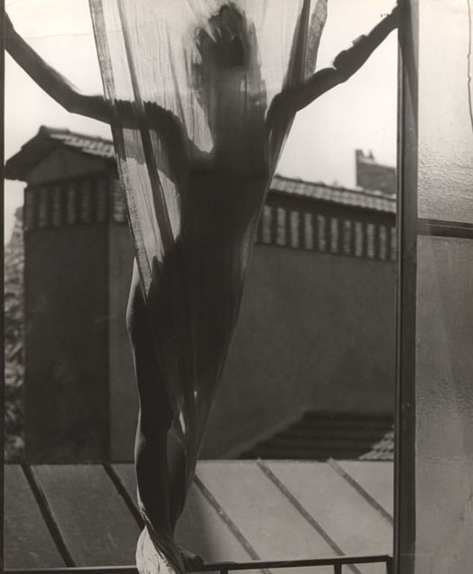 Marguerite von Sivers on the roof of Blumenfeld’s studio at 9, rue Delambre. Paris, 1937. Gelatin silver print. Vintage print. Collection Yvette Blumenfeld Georges Deeton /Art + Commerce, New York, Gallery Kicken Berlin, Berlin © The Estate of Erwin Blumenfeld