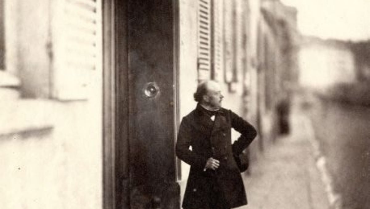 Charles Nègre
Le sculpteur Auguste Préault devant le 21 quai Bourbon, Paris, vers 1856. 
© Collection particulière