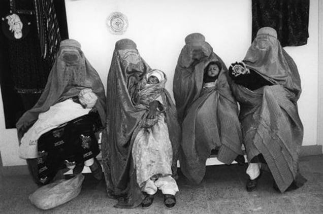 Afghanistan. Hospital of Kabul. 1997. From the book "War Photographer: Between Shadow and Light" © Christine Spengler