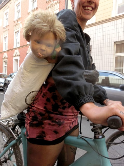 "APES ON BYKES" "ÄFFINNEN AUF FAHRRÄDERN" or "KARMA QUEENS OF DADAVILLE"